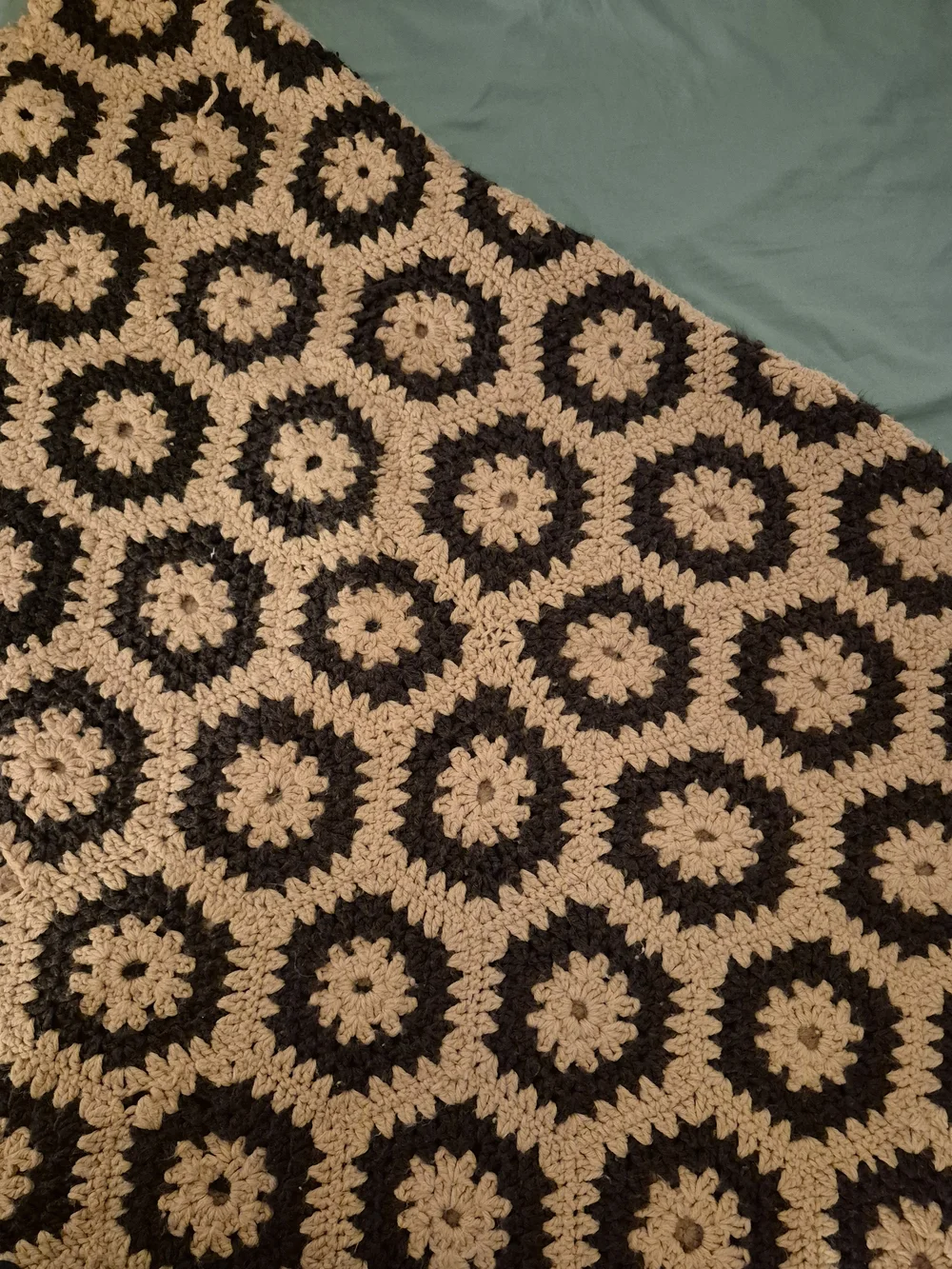 Cozy Hexagon Crochet Throw Blanket - Black & Cream